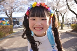 小学校入学式 女の子の髪型 おすすめ アレンジ方法や髪飾りは 季節お役立ち情報局