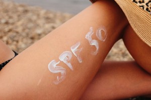 女性の脚に書かれたSPF50