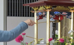 花祭り　お釈迦様の像に甘茶をかける