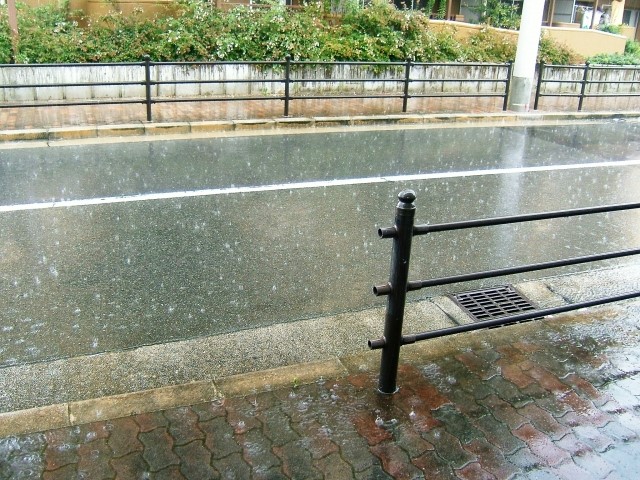 【にわか雨・通り雨・驟雨の意味と違い】ゲリラ豪雨や夕立は?量や長さは? - 季節お役立ち情報局