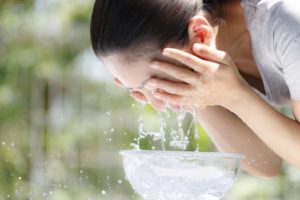 女性　洗顔　水しぶき