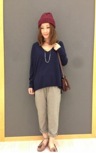 ネイビートップス バーガンディーのニット帽