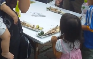 目黒さんま祭　サンマを食べる女の子