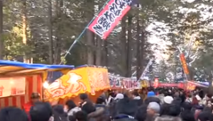 北海道神宮　初詣　参道に並ぶ屋台と多くの参拝者
