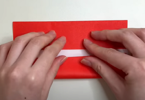 赤い折り紙を中央に向けて折る