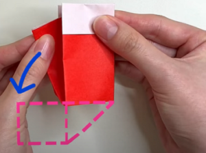 折り紙の中央の折り目を横に引き出す