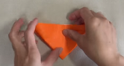 折り紙を三角に折る