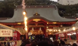 生田神社　初詣の参拝者の行列