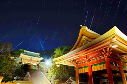 夜間の鶴岡八幡宮と星空