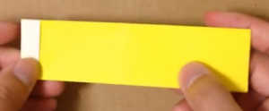 半分に折った黄色の折り紙