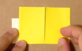 黄色の折り紙を折る