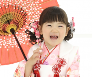 七五三　着物を着て和傘をもった3歳の女の子