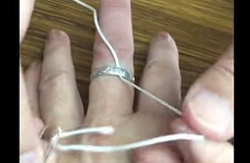 タコ糸を指輪と指の間に通す