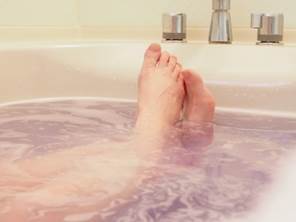 お風呂　女性　足