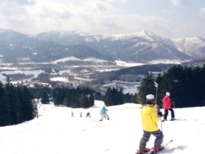 スキー場で遊ぶ人々
