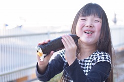 恵方巻を食べる笑顔の女の子