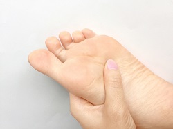 手足の指がつる原因と治し方 頻繁につるのは病気 対処法は 季節お役立ち情報局
