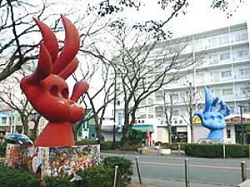 呼ぶ赤い手、青い手 モニュメント