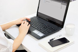 ノートパソコンを操作する女性