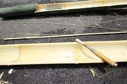 流しそうめんに使うために割った竹