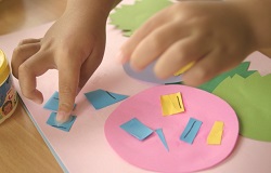 折り紙で貼り絵をする子供