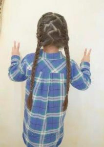 小学生の女の子　ロングヘア　三つ編み