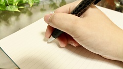 ペンで手紙を書く