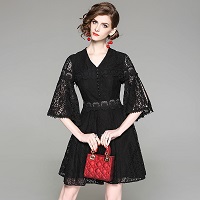 黒のフレアデザインドレス