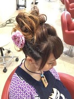 神輿の髪型　女性　ロングヘアアレンジ　アップスタイル