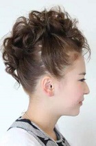 神輿の髪型　女性　ミディアムヘアアレンジ　アップスタイル