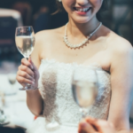 結婚式　シャンパン片手に談笑する新婦