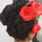 成人式　黒髪ロングのヘアアレンジと赤い花の髪飾り