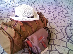 大小の旅行バッグと帽子