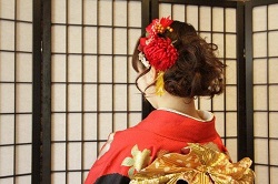 成人式　着物　髪型　赤い花の髪飾り