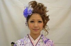 成人式　着物　全体的に巻いてボリューム　前髪なし　花飾り