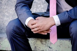 ネイビースーツとピンクのネクタイの男性