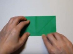 緑理の折り紙に折り目をつける