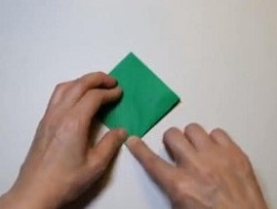 折った緑色の折り紙