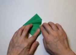 折り目をつけつつ緑の折り紙を折る
