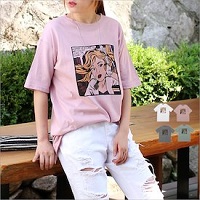 ピンクのプリントTシャツ　ダメージジーンズ　レディース