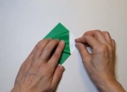 緑の折り紙を折る