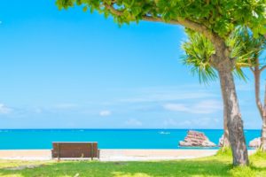 沖縄のきれいな海岸とベンチ