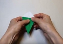 折り紙を折る
