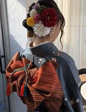 成人式　お花の髪飾りを豊富に使ったヘアアレンジ