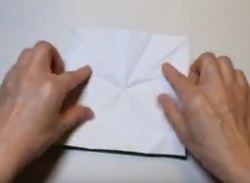 折った折り紙を広げる