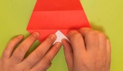 折り紙の先を線の部分まで折る