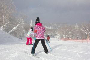 ゲレンデでスキーを楽しむ女性たち