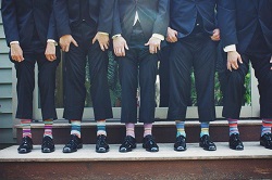 スーツの男性たち　カラフルな靴下