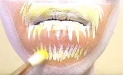 メイク　口部分に黄色のパウダーを塗る