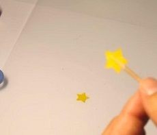爪楊枝に画用紙の星を付ける